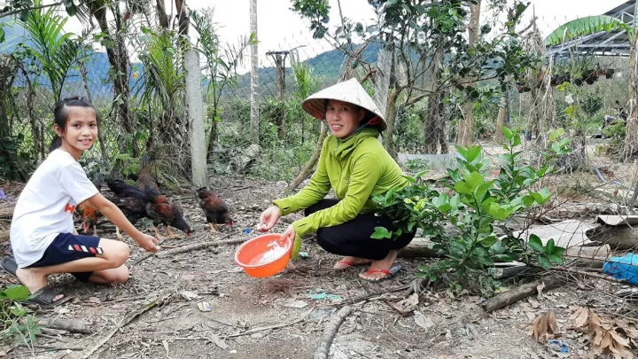 Zwei Frauen bei der Arbeit im Garten