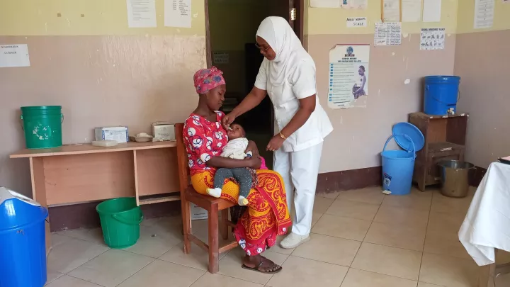 Mutter mit ihrem Kind bei einer medizinischen Untersuchung