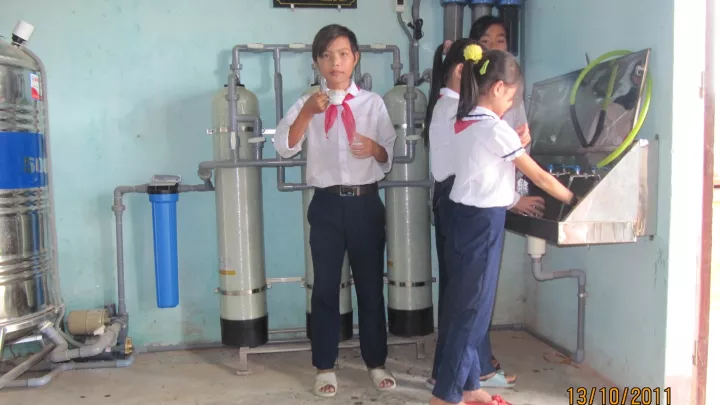 Kinder zeigen das UV Wassersystem