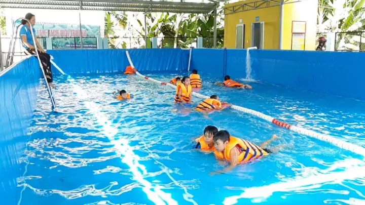 Kinder im Schwimkurs