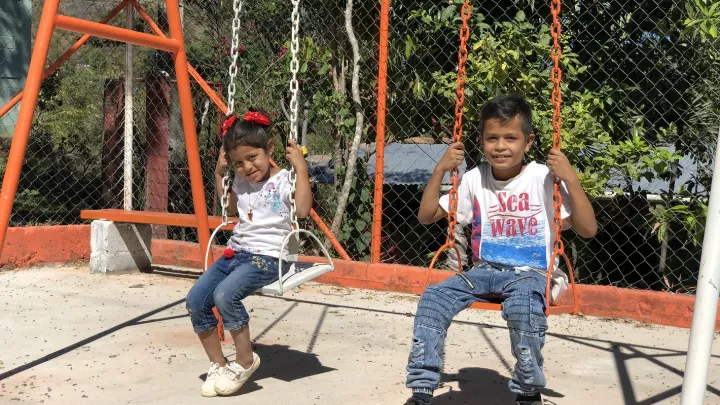 Kinder auf einer Schaukel 