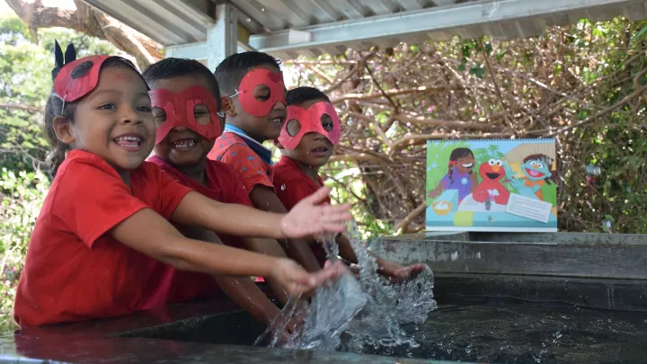 Kinder waschen sich die Hände