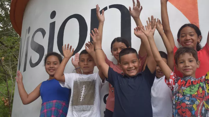 Gruppe von Kindern die winken