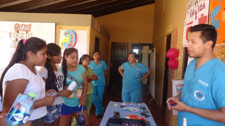 Schülerinnen werden beraten