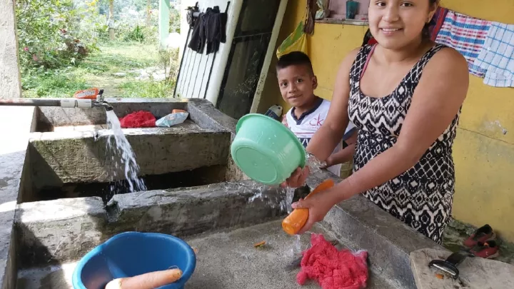Mutter und Sohn beim Abwasch