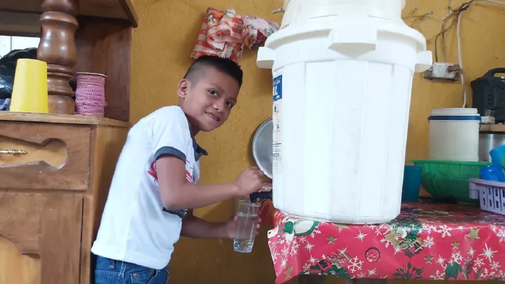 Junge zapft sich sauberes Wasser