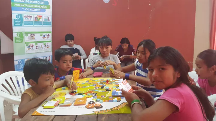 Kinder spielen gemeinsam ein Spiel