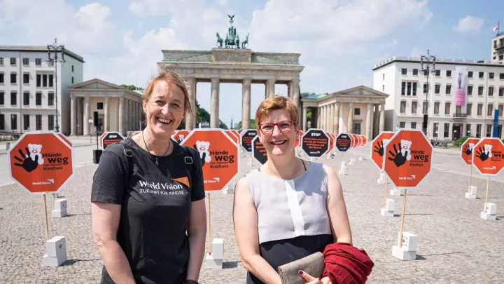 Aktionstag Hände weg von meiner Kindheit in Berlin: Gudrun Schattschneider und Susann Rüthrich, MdB (SPD)