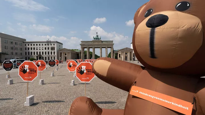 Protestaktion mit Teddybär