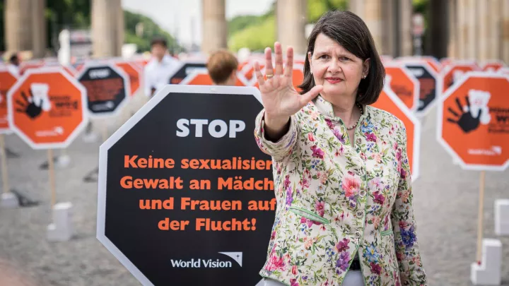 Aktionstag Hände weg von meiner Kindheit in Berlin: Dr. Maria Flachsbarth, MdB (CDU), 