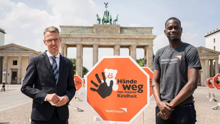 Aktionstag Hände weg von meiner Kindheit in Berlin: Prof. Dr. Lars Castellucci, MdB (SPD) und Innocent Opwonya