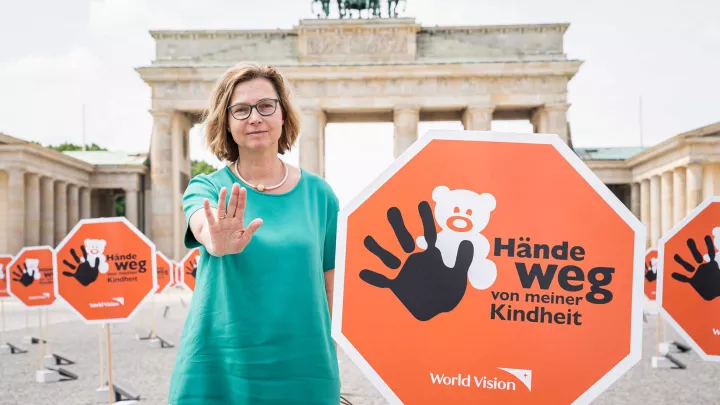 Aktionstag Hände weg von meiner Kindheit in Berlin: Bettina M. Wiesmann, MdB (CDU)