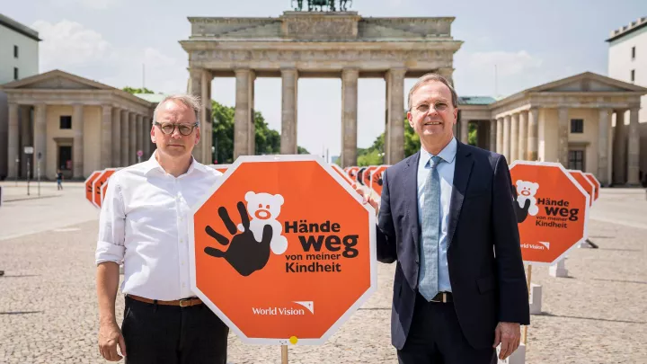 Aktionstag Hände weg von meiner Kindheit in Berlin: Christoph Waffenschmidt und Thomas Rachel, MdB (CDU)