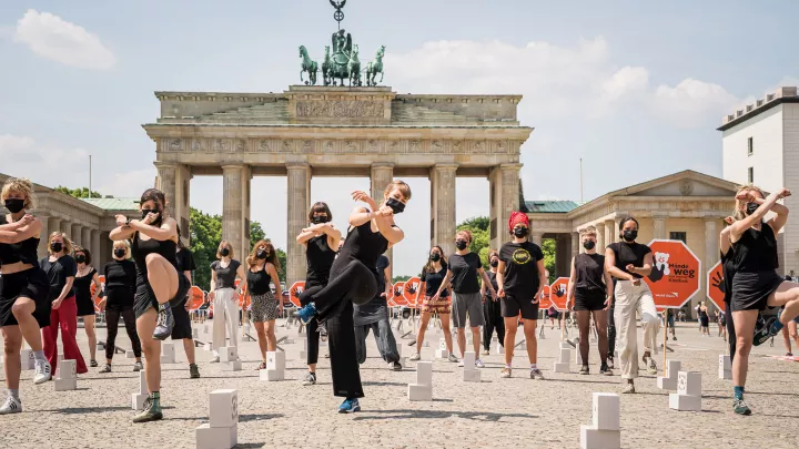 Tanz-Performance am Brandenburger Tor bei der World Vision-Aktion gegen sexualisierte Gewalt 