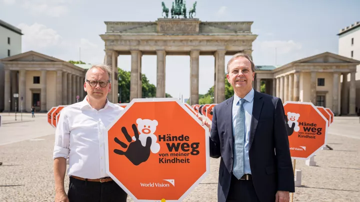 Politik-Unterstützung für die World Vision-Kampagne "Hände weg von meiner Kindheit"