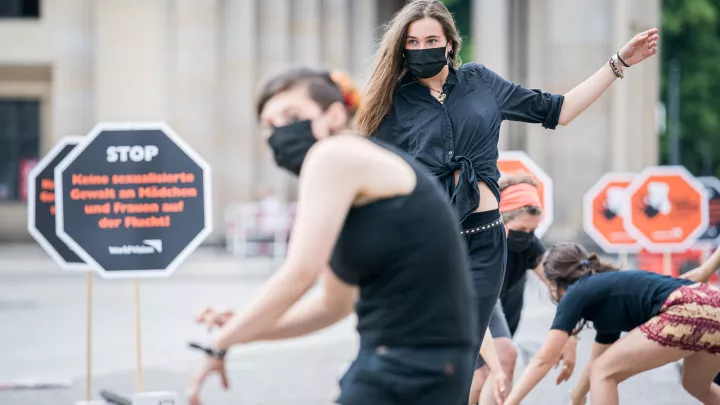 Tanz-Performance zur World Vision-Aktion am Brandenburger Tor