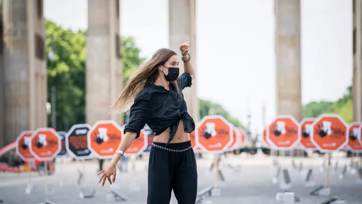 Tanz-Performance am Brandenburger Tor bei der World Vision-Aktion gegen sexualisierte Gewalt 