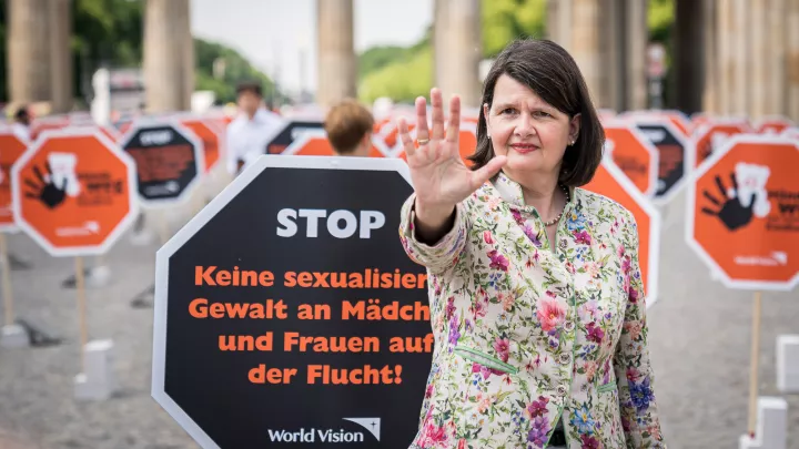 Dr. Maria Flachsbarth bei der World Vision-Aktion "Stoppt sexualisierte Gewalt gegen Kinder auf der Flucht" 