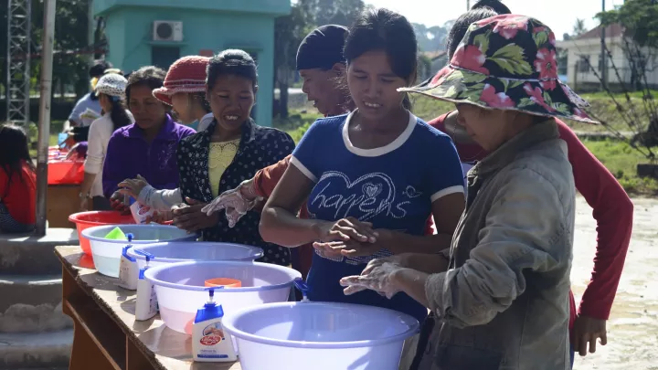 Kinder beim lernen wie man richtig seine Hände wäscht