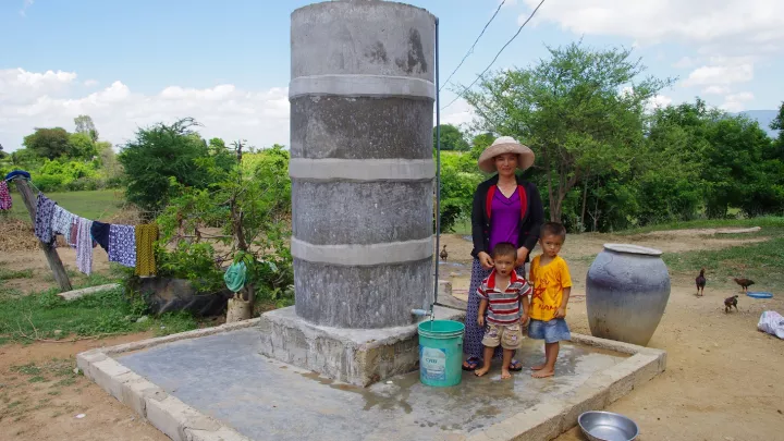 Familie vor dem Wassertank