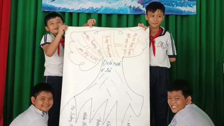 Kinder präsentieren ihre Arbeit