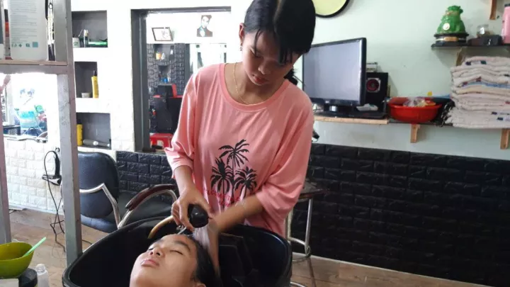 Luyen bei der Arbeit beim Friseur