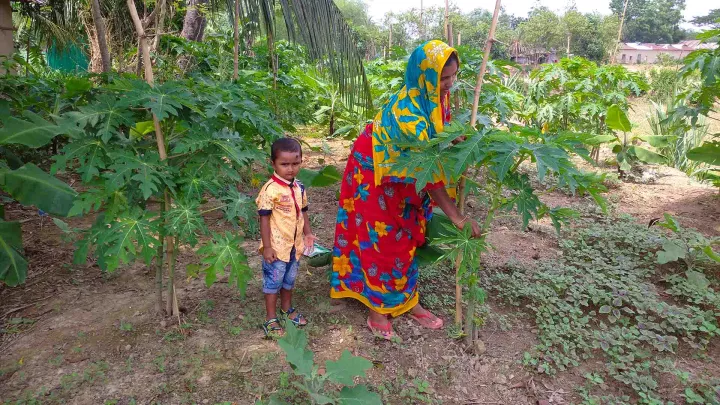 Mutter arbeitet gemeinsam mit ihrem kleinen Kind in ihrem Garten