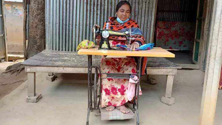 Eine Frau hat bei einer World Vision Schulung gelernt wie wie nähen kann