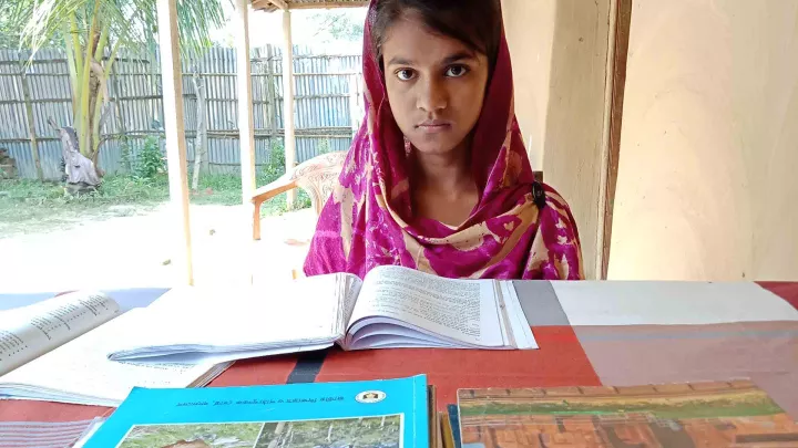 Mädchen kann in einer von World Vision errichteten Bibliothek lesen