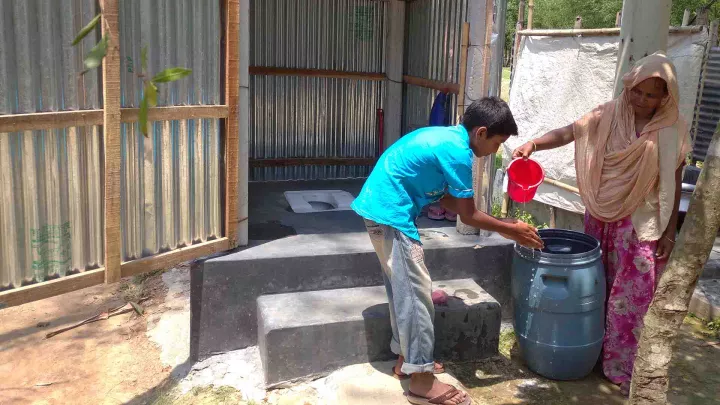 Ein Kind wäscht sich die Hände