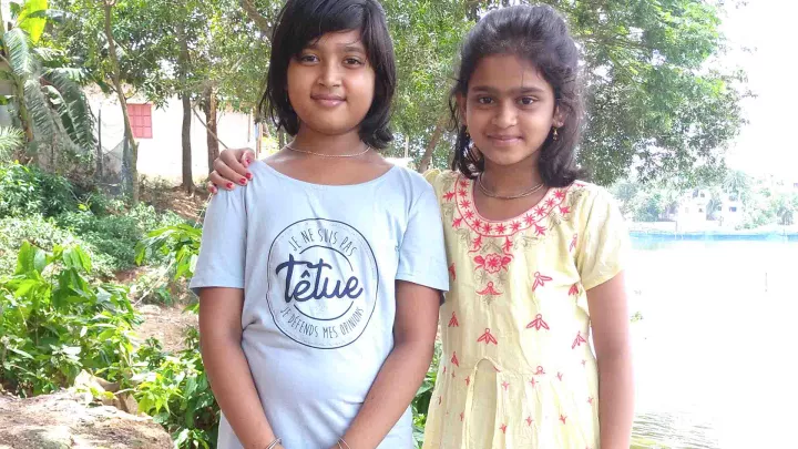 Zwei Freundinnen aus Bhaluka Bangladesch 