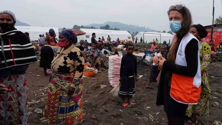 World Vision Mitarbeiterin Melanie Assauer spricht im Flüchtlingslager mit Betroffenen durch den Vulkanausbruch