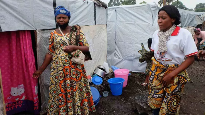 Frauen zeigen ihre behelfsmäßigen Unterkünfte nach dem Vulkanausbruch
