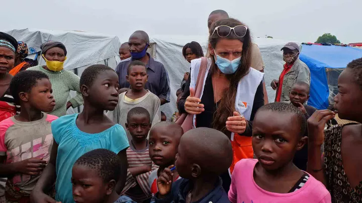 World Vision Mitarbeiterin Melanie Assauer trifft im Flüchtlingslager auch viele Kinder