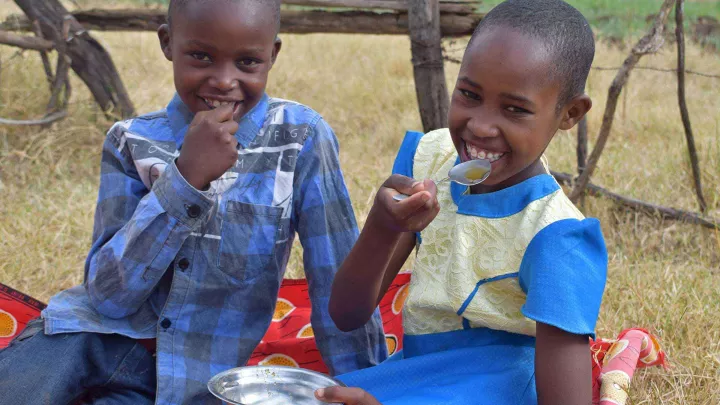 Die Kinder genießen den Honig aus der eigenen Bienenzucht.