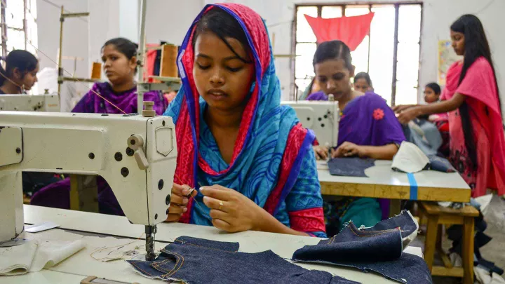 Bithi arbeitet in der Textilfabrik