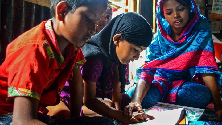 Bithi beim informellen Unterricht von World Vision