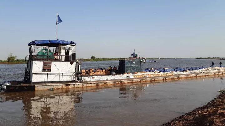 Flusstransport von humanitärer Hilfe im Südsudan