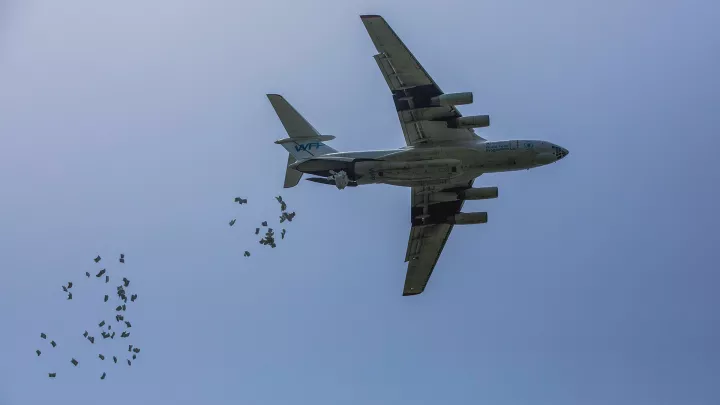 Abwurf von Nahrungsmitteln im Südsudan. Photo Courtesy: WFP