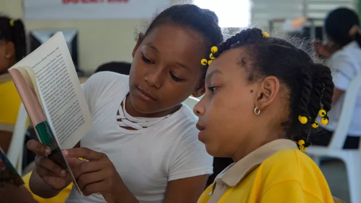 Zwei Mädchen im Leseclub in der Dominikanischen Republik.