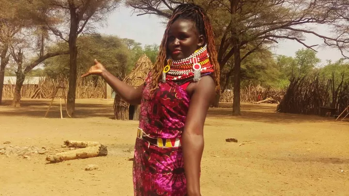 Pauline trägt traditionelle Turkana-Kleidung