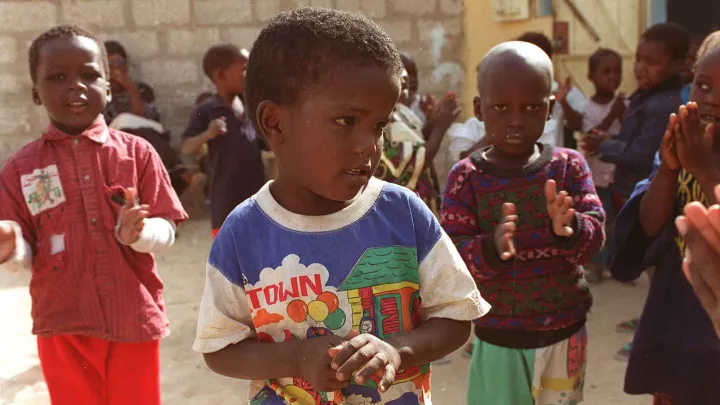 Kinder, die draußen anfangen zu spielen World Vision