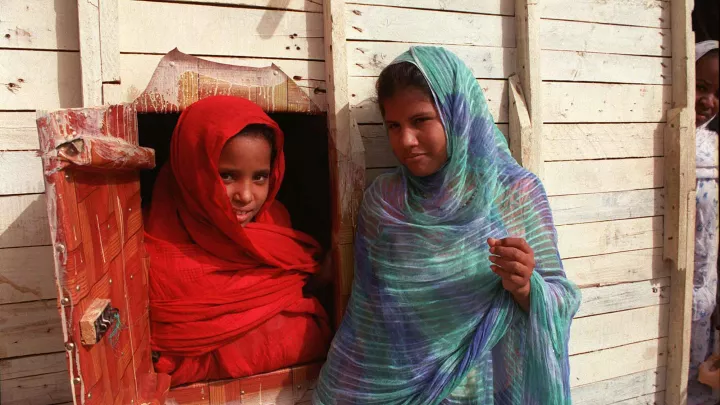 Beginn der Patenschaft in Arafat, Mauretanien" - Ein Mädchen schaut aus dem Fenster, um mit ihrer Freundin zu sprechen.  World Vision