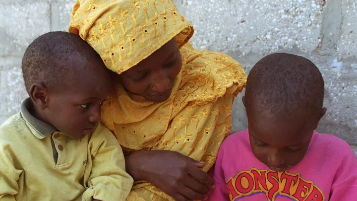 Beginn der Patenschaft in Arafat, Mauretanien. Eine Frau spricht mit zwei kleinen Jungen. World Vision