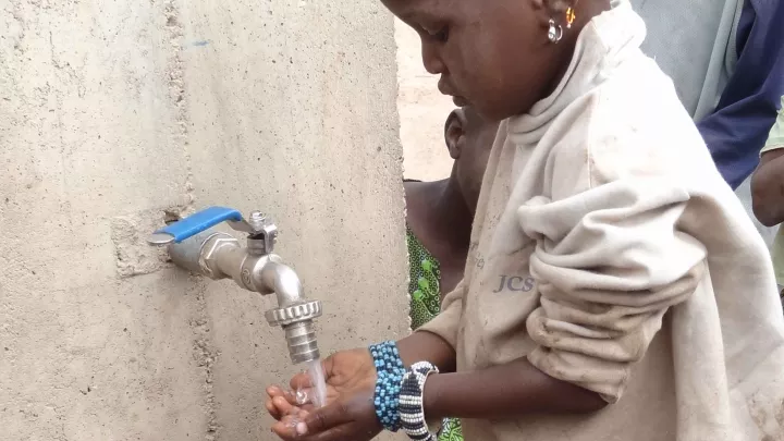 Trinkwasser Junge Sourountouna World Vision