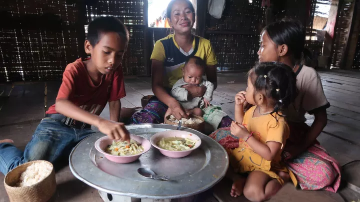 Familie isst eine gesunde Mahlzeit 