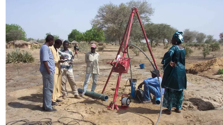 Einwohner Brunnen World Vision Chari