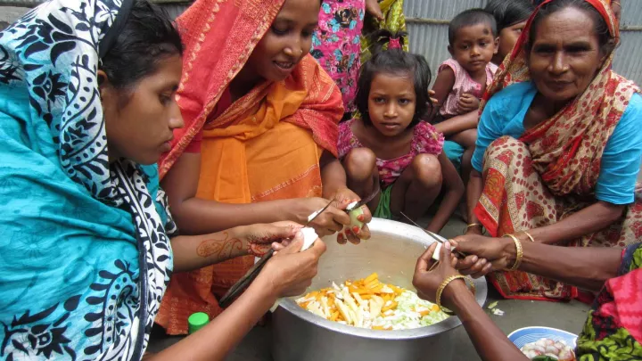 Gemeinsam kochen die Frauen eine gesunde Mahlzeit