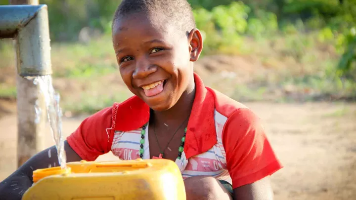 World Vision Entwicklungszusammenarbeit Mosambik Junge Wasser