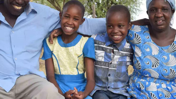 Titus kan nun dank einer Schulung zu FMNR ausgelassen Zeit mit seiner Familie verbringen